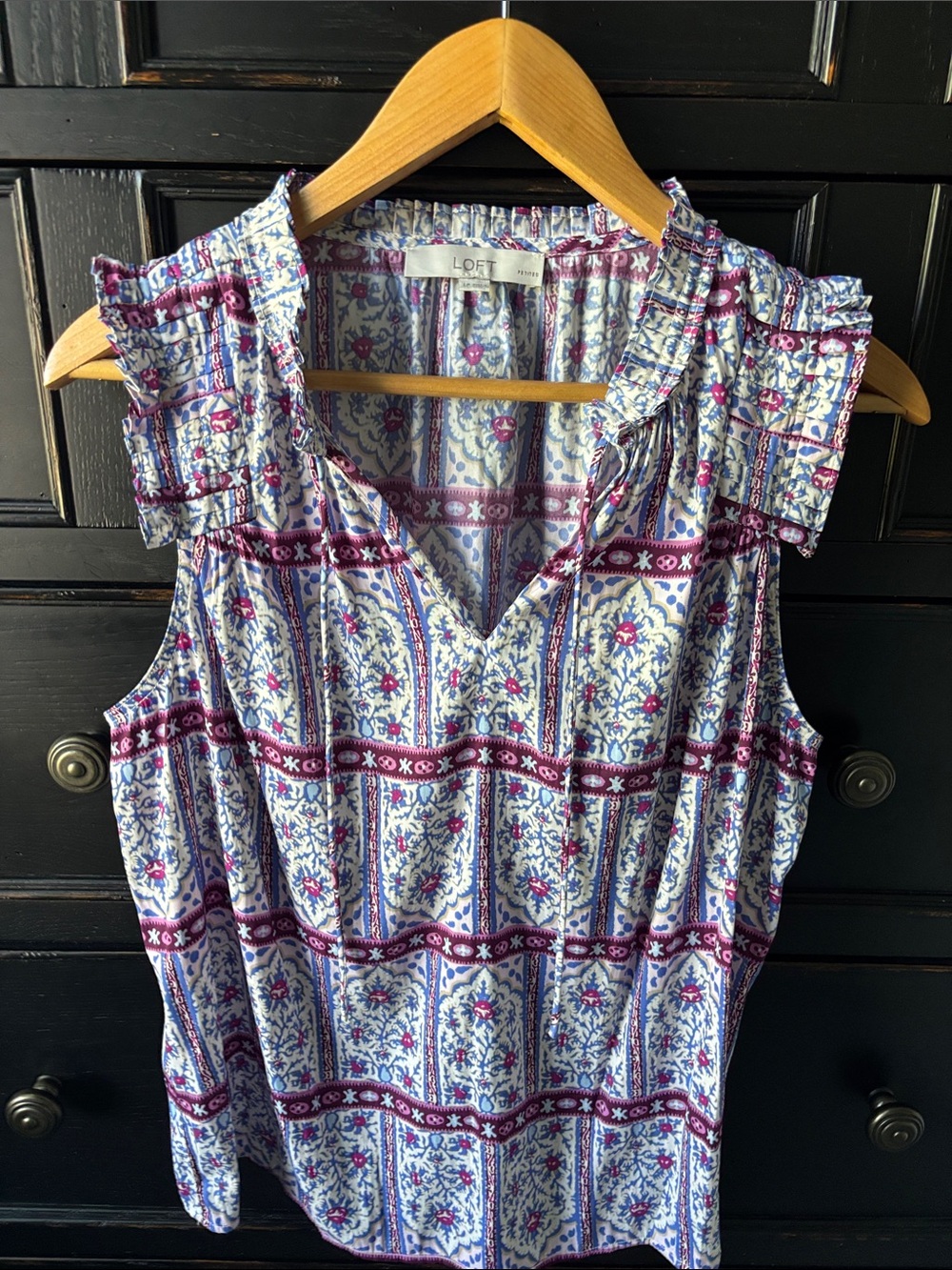 LOFT size LP (Large Petite) Blue, Purple, White V-Neck, Ruffle Shoulder Detail